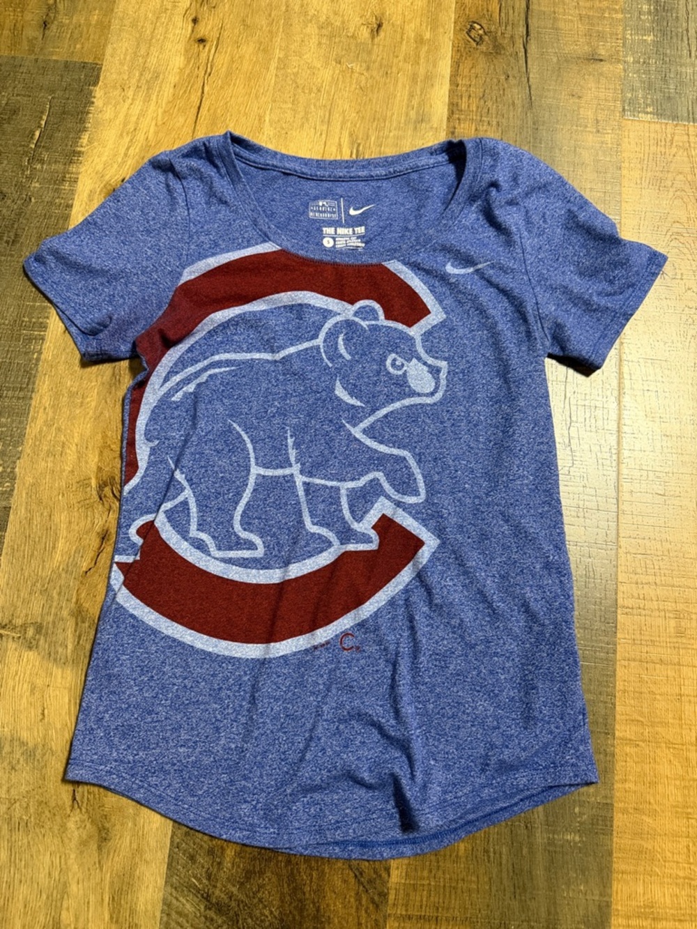 Nike Women’s Short Sleeve Fitted Chicago Cubs Graphic Tee with Bear Logo